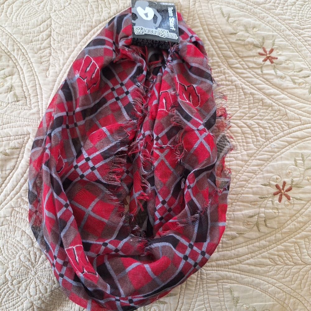 WI Badgers NWT Red and Gray Plaid Scarf